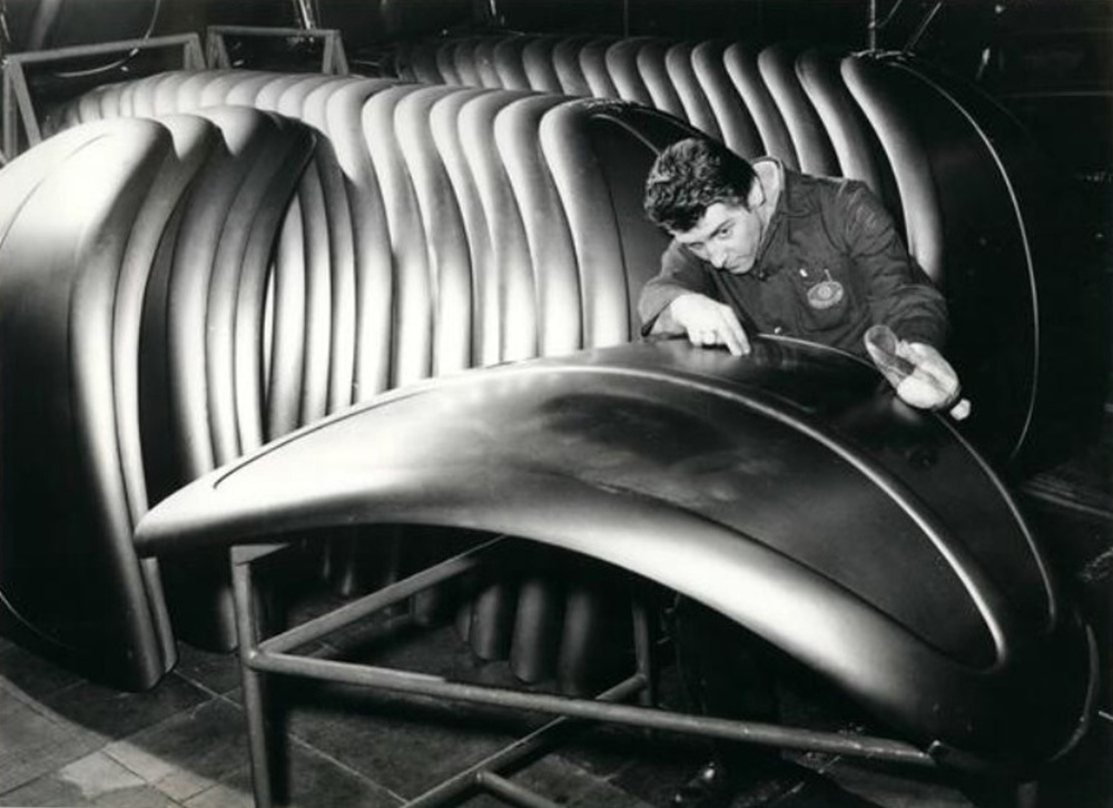 A 
        Volkswagen Inspector checking front lids at Volkswagenwerk Wolfsburg