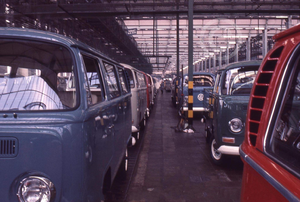 Completed Volkswagen T2a Buses in the final assembly hall of the Transporterwerk at Hannover-St&ouml;cken in 1970