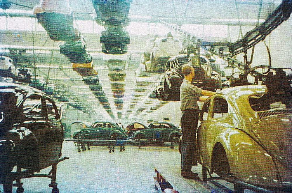 Painted bodyshells move to the fitting out hall at the Wolfsburg plant