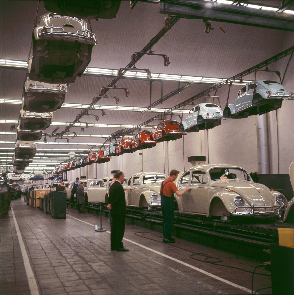 Body 
        fitting out and trim lines at the Wolfsburg plant in 1964