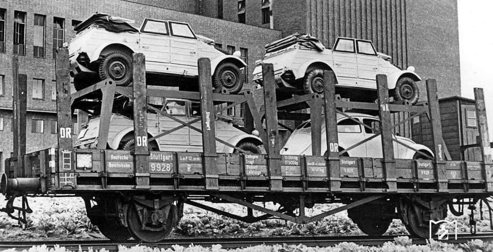 Kubelwagens 
        and Kdf wagens at Wolfsburg in winter 1943