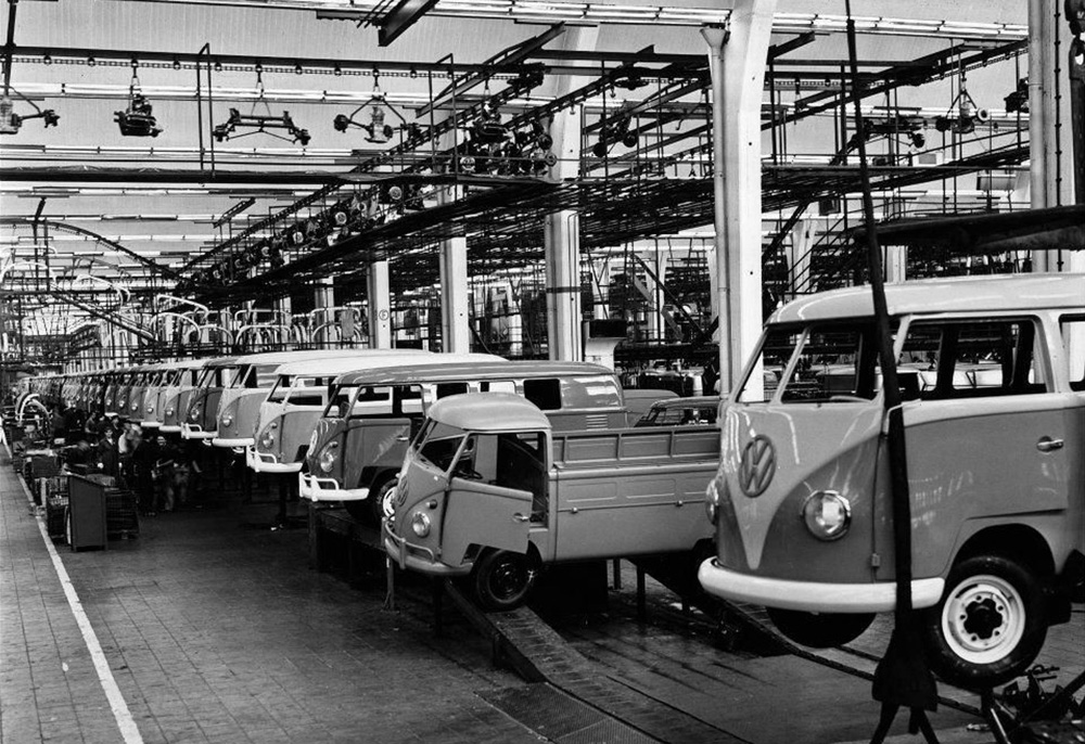 The 
        Type 2 final assembly line at the Transporterwerk